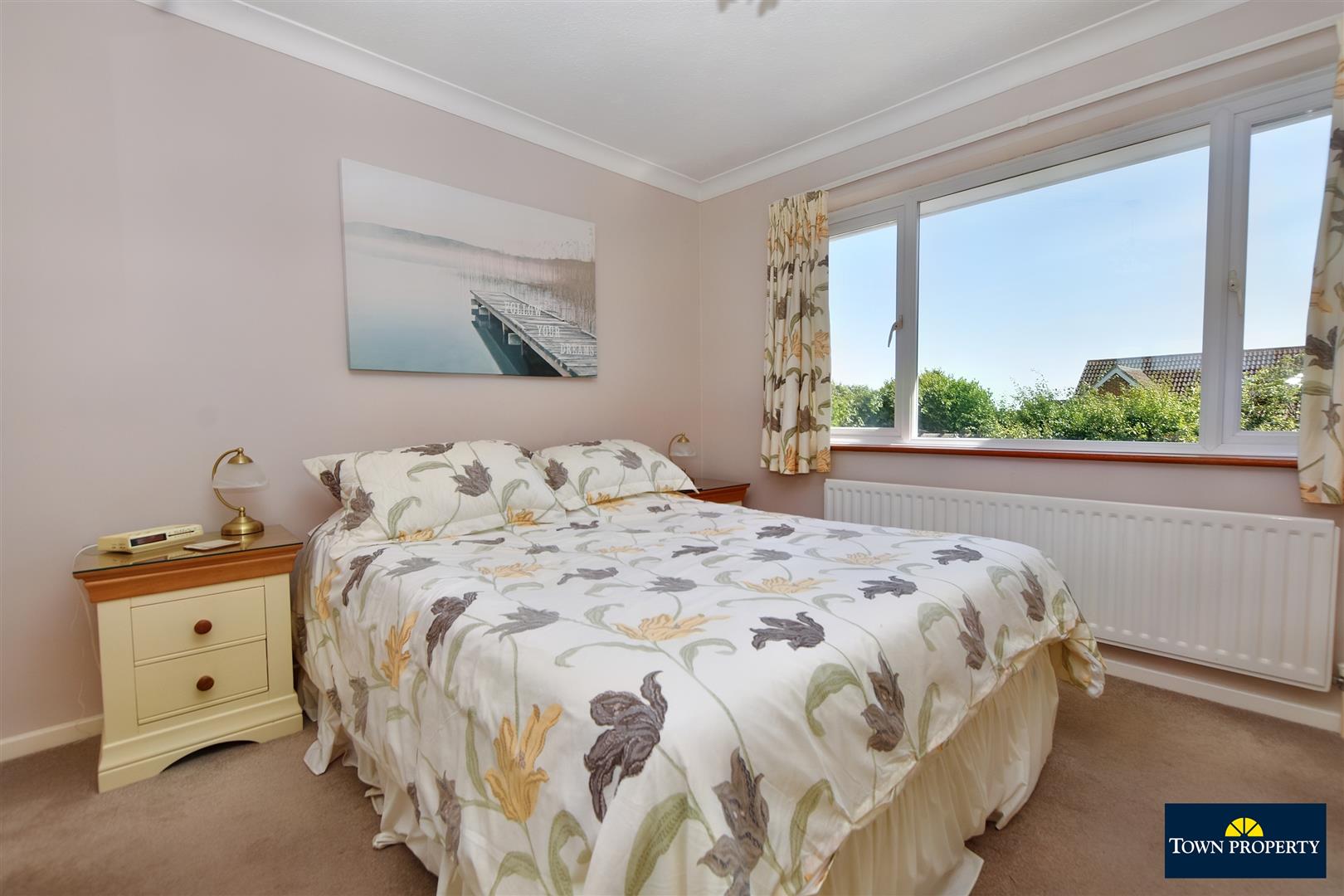 Property Details for Rattle Road Stone Cross Pevensey BN24 5EB Town